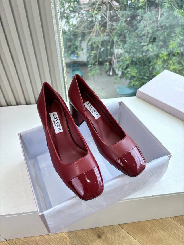 G987顶级所见即所得Jimmy Choo25Fw新 经典的交叉带设计 纵横交错间玛丽珍单鞋 巧妙修饰脚型 为双足添一抹灵动韵致。 鞋面上大颗圆润珍珠点缀其中