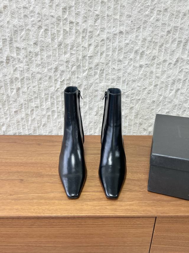 G731 Saint Laurent 圣罗兰 25Ss秋冬新款 侧拉链 粗跟 短靴 及踝靴，搭配方形尖鞋头和锥形粗跟，内侧饰以Le Cassandre，侧面拉链