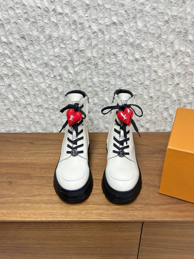 扣子+50 G039 Louis Vuitton 路易威登 25Ss秋冬新款 及踝靴 系带厚底 侧拉链 马丁靴 本款District Ranger及踝靴承载军旅