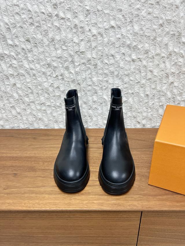 G039 Louis Vuiteeon 路易威登 25Ss秋冬新款 切尔西 弹力松紧带 及踝靴 短靴 本款 Lv Squad 切尔西选用光滑牛皮革呈现刚柔并济的