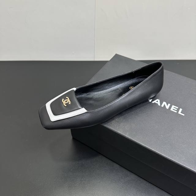 Chanel香奈儿小香25K新品方头翻盖平底单鞋， 利落方头剪裁包容双脚，修饰脚踝线条更显纤细，标志性翻盖设计暗藏巧思，开合间流露不费力的法式松弛。平底设计久走