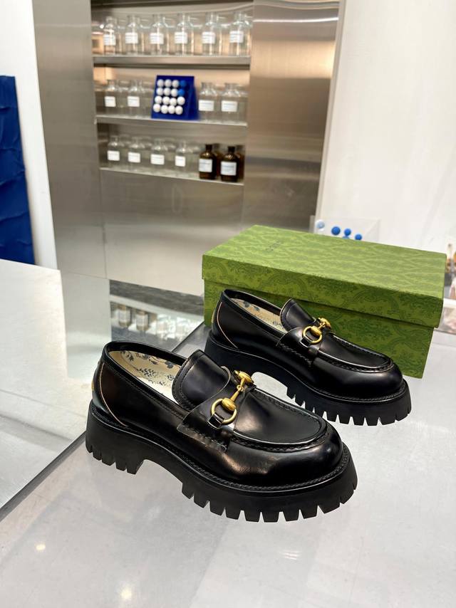 Cucci古驰2025早春新品！原版开发高版本，男女款都有 开边珠女款 ，女款35－41码， 男款开边珠 元，男款38－45码，品质保证始终如一，欢迎各位老板上