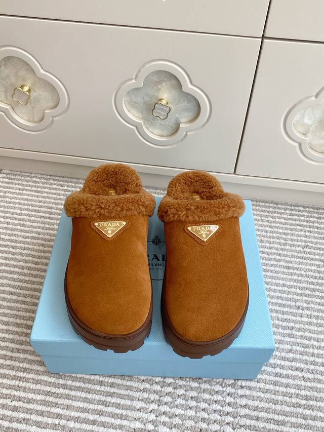 prada 普拉达 新品三角标秋冬厚底穆勒包头毛毛拖鞋 材质与工艺： 丝光反绒牛皮鞋面 原版定制进口羊皮毛一体 130%真羊毛 保暖神器 Zp开模大底 Size