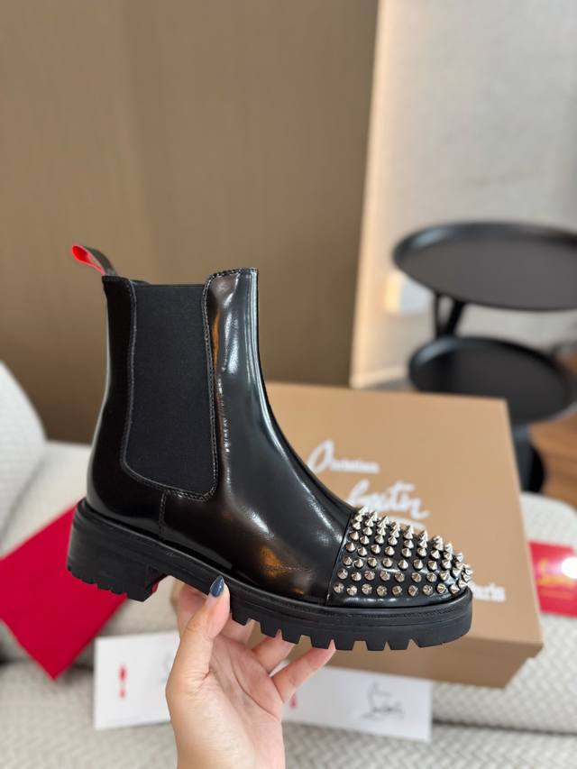 工厂p价 Christian Louboutin秋冬新品爆款. 上图转发必卖. 原版开发高品质专柜新品、原版套宣饱满帅气靴形、鞋头铆钉设计、配加顶级工艺双层黑红