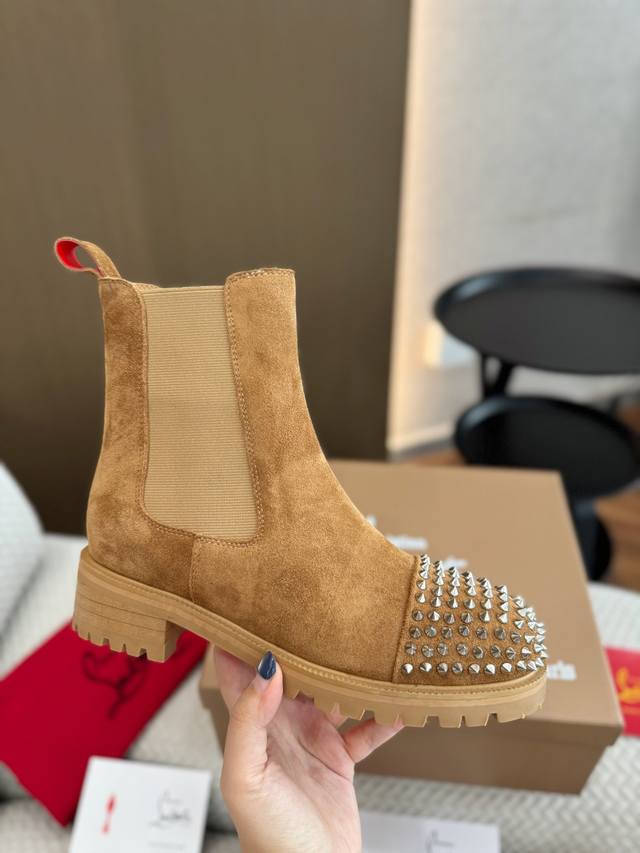 工厂p价 Christian Louboutin秋冬新品爆款. 上图转发必卖. 原版开发高品质专柜新品、原版套宣饱满帅气靴形、鞋头铆钉设计、配加顶级工艺双层黑红