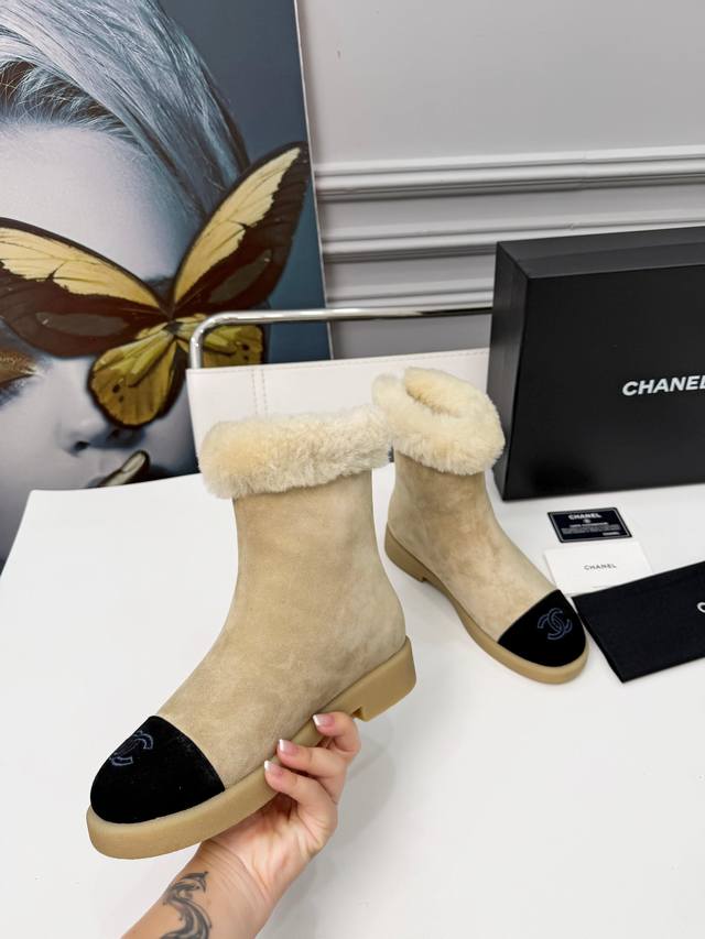 25年冬新款小香风雪地靴女真皮平底加厚加绒毛毛短靴香奶奶烟筒靴 冬季必备款时尚却不过分张扬 鞋面磨砂皮内里真毛特别的柔软亲肤 鞋底天然防滑耐磨底 码数：35-4