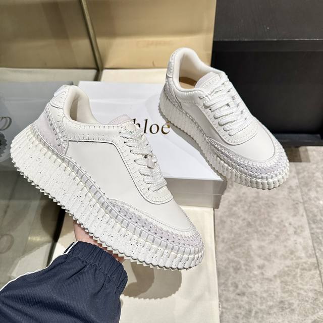 批 、独家首发，升级版纯手工缝线休闲鞋来了！ Chloe 克洛伊 最新的缝马克线 原版私模高密度发泡鞋底 人工固特异手法穿线 配上后所有的位置刚刚好 所有的工艺
