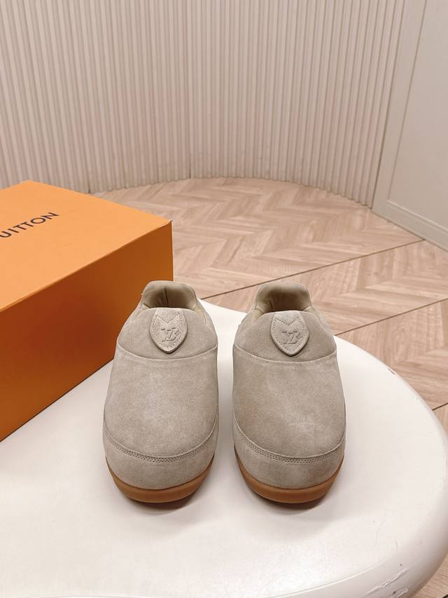 顶级版本 女310 男 Lv ╳Nigo联名Yeti 胖丁鞋 丑萌便鞋 以绒面牛皮革为基底，局部压印Nigo重绎的Lv Damier图案，巧妙呼应中国入室脱鞋传