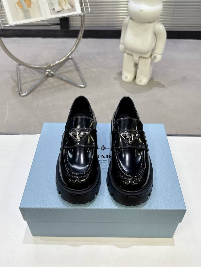 出厂价pp 玛丽珍鞋 三角扣乐福鞋 标志性Monolith鞋履的几何设计和大胆廓形为此款玛丽珍鞋赋予全新风格！复古时髦前卫的轮齿厚底鞋底搭配牛皮鞋面让整双鞋轻便