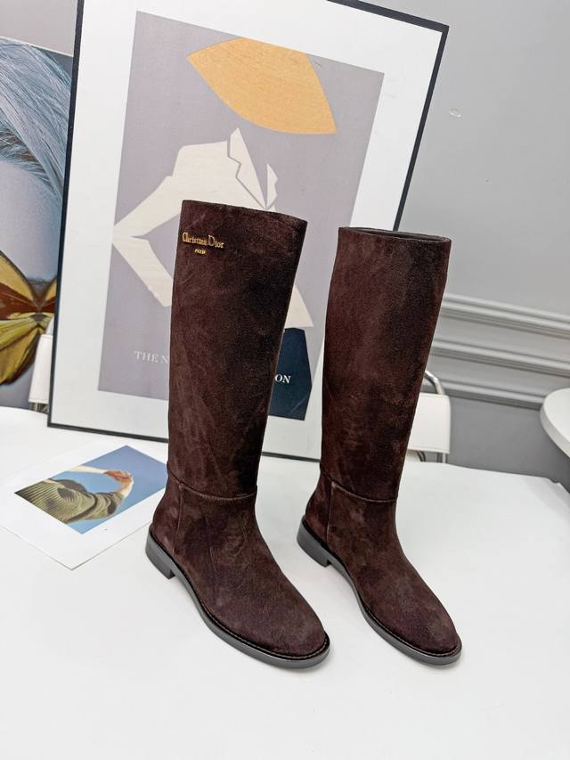 Dior 迪奥 25 新款绒面平底Logo金色字母长靴，羊皮里，35-41 出厂