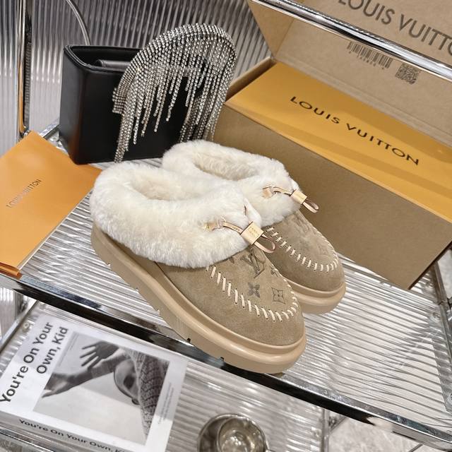 路易威登Louis Vuitton秋冬最新走秀款毛毛拖 雪地靴 超多明星时尚博主种草 Lv秀场出镜率最高的单品 当下最流行的型体隔板设计 结合时下最火的皮料 打