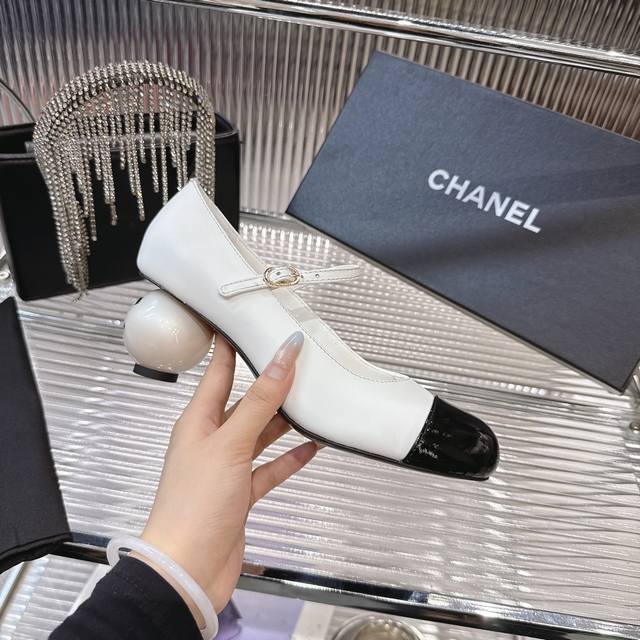 26春夏 Chanel圆球跟玛丽珍鞋简直是时尚作弊器！复古廓形+标志性双C球跟，黑皮质感拉满，穿它出街回头率直接爆棚，时髦精必须入 面料：进口牛皮羊皮。 码数：