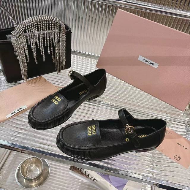 春夏26Ssmiumiu 缪缪 复古玛丽珍鞋！当少女感碰撞复古肌理，这双鞋就是秋冬日衣橱的氛围开关，甜酷女孩的日常百搭牌。鞋头烫金“Miu Miu”标识+一字扣