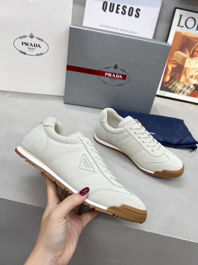 普拉达 家情侣款，高品质出货，时尚休闲、潮流百搭之款，轻松运动风，滴胶工艺、鞋面意大利进口牛皮、高丝光牛反绒柔软羊皮内里，牛皮垫脚。原版个性时尚Eva大底，上脚