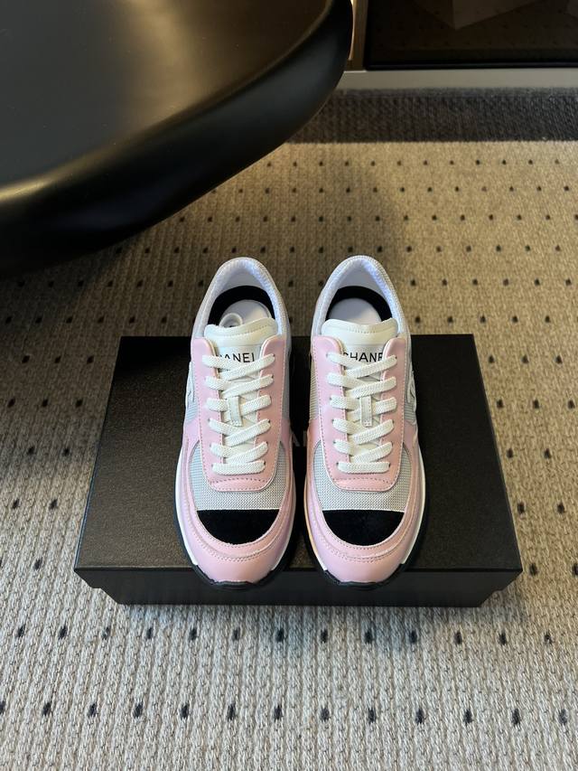 顶级品质 Chane* 25Ss 香奈儿高跟运动鞋 采用皮革与网面拼接的材质，兼具质感与透气性。鞋身带有品牌标志性的双C Logo，辨识度极高，有白色、黑色、粉