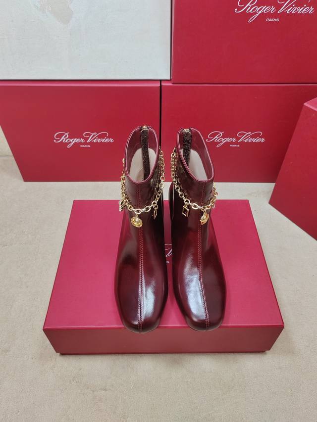 225专柜新款Viv Run系列钻链中跟裸靴顶级上新 ★★★★★ 认准代购级别顶货！台资工厂p出品！气质高级的一款小猫跟裸靴，不仅轻便舒适，4.5Cm松糕底增长