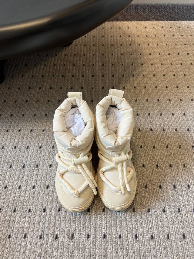 Moncler 羽绒休闲鞋 设计属于高帮休闲款式，鞋型时尚且富有层次感，鞋帮的褶皱设计和大鞋带元素增添了潮流感，同时结合了品牌的户外风格，兼具时尚与功能性。 采