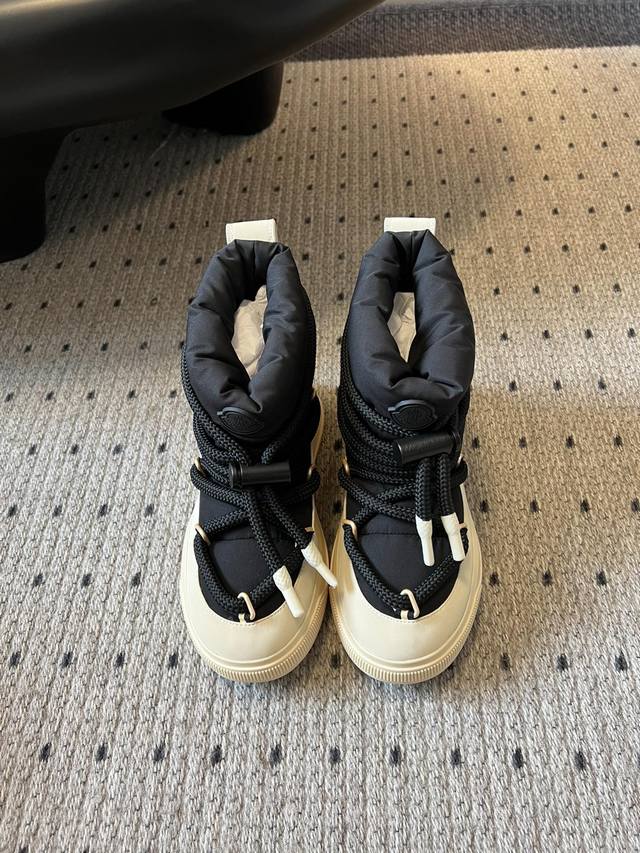 Moncler 羽绒休闲鞋 设计属于高帮休闲款式，鞋型时尚且富有层次感，鞋帮的褶皱设计和大鞋带元素增添了潮流感，同时结合了品牌的户外风格，兼具时尚与功能性。 采