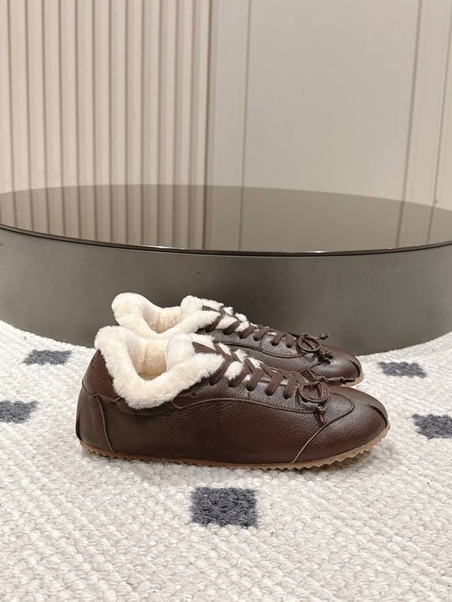 皮里 。毛里 。码数35-40。41定做。 2025爆款Abra芭蕾舞羊毛德训鞋强势上新啦！ 这双鞋简直是时尚与舒适的天作之合~将芭蕾舞鞋的优雅、德训鞋的随性，