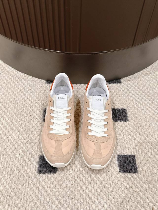 新色。码数35-40 41定做 Celine Racer女士香草色低帮运动鞋，精致地重新诠释了1970 年代的运动风格，将怀旧魅力与现代优雅融为一体。Racer