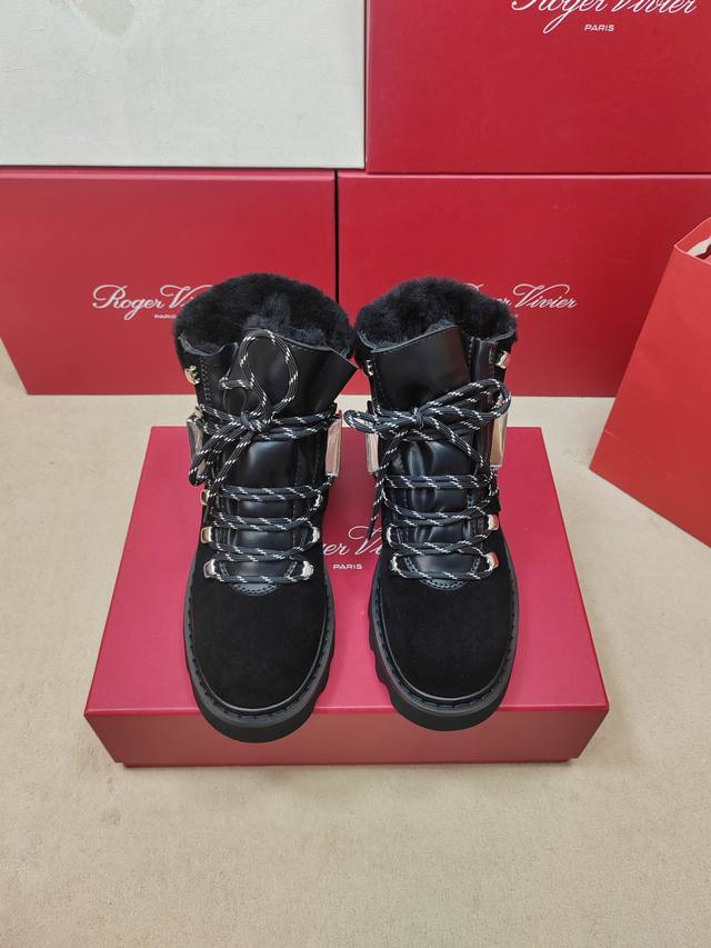 225专柜新款Viv Run系列方钻切尔西毛毛靴顶级上新 ★★★★★ 认准代购级别顶货！台资工厂p出品！气质高级的一款厚底切尔西靴，不仅轻便舒适而且运动跑步都可