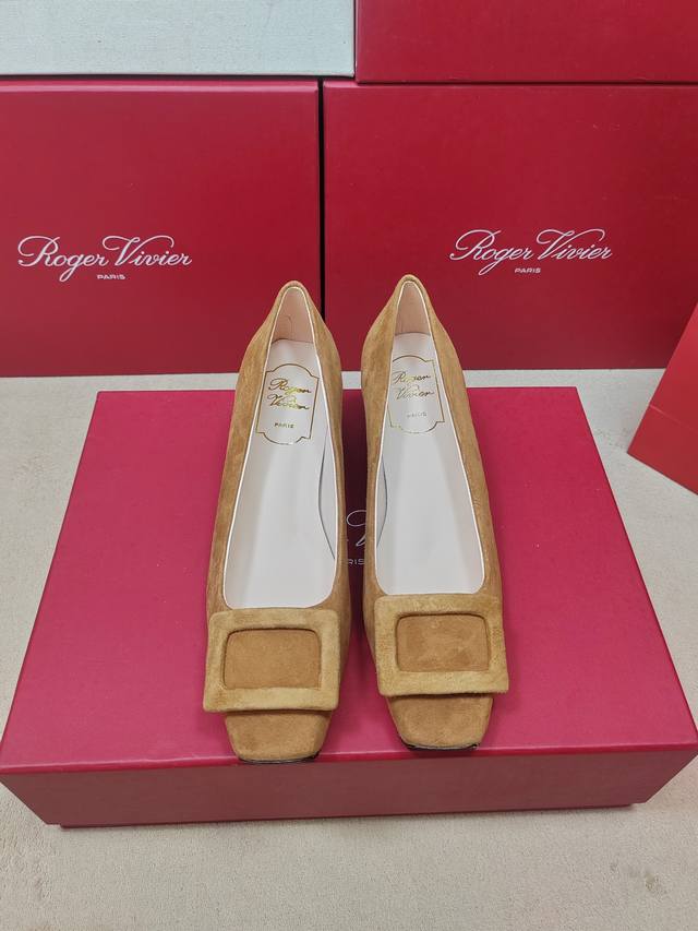 专柜新款麂皮小方头单鞋系列奢华上新 鞋面：原版定制麂皮面配原版开模定制钻扣饰扣 内里：特定柔软羊皮里 大底：原版开模定制意大利真皮大底， 跟高：4.5Cm 7.