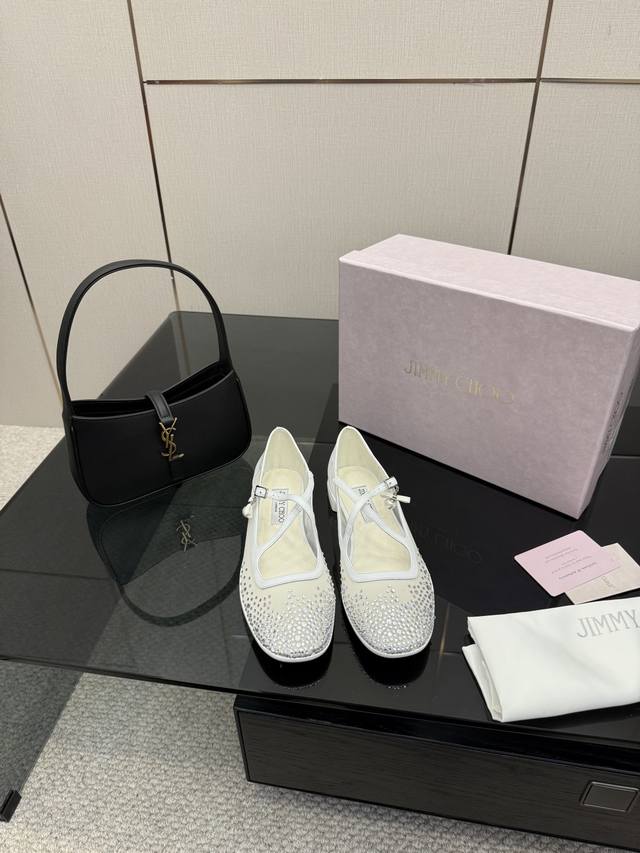厂价p Jimmy Choo 吉米周Jc经典交叉带 水钻网纱平底玛丽珍鞋 回溯千禧热潮 定格精致锋芒 以品牌标志性奢华格调碰撞新世代审美 将米兰秀场的 极致魅力