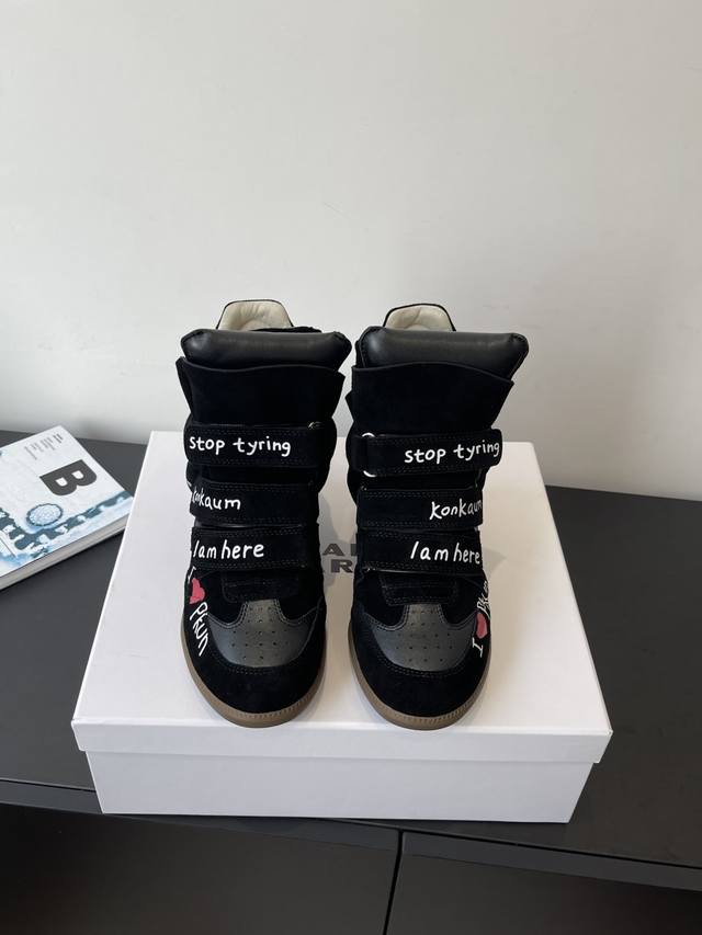 Isabel Marant 伊莎贝尔 25款秋冬新款 坡跟休闲鞋 Ins网红博主热推一双简单又不失高级的靴子... 精致工艺与时尚风格的完美邂逅 每一针每一线