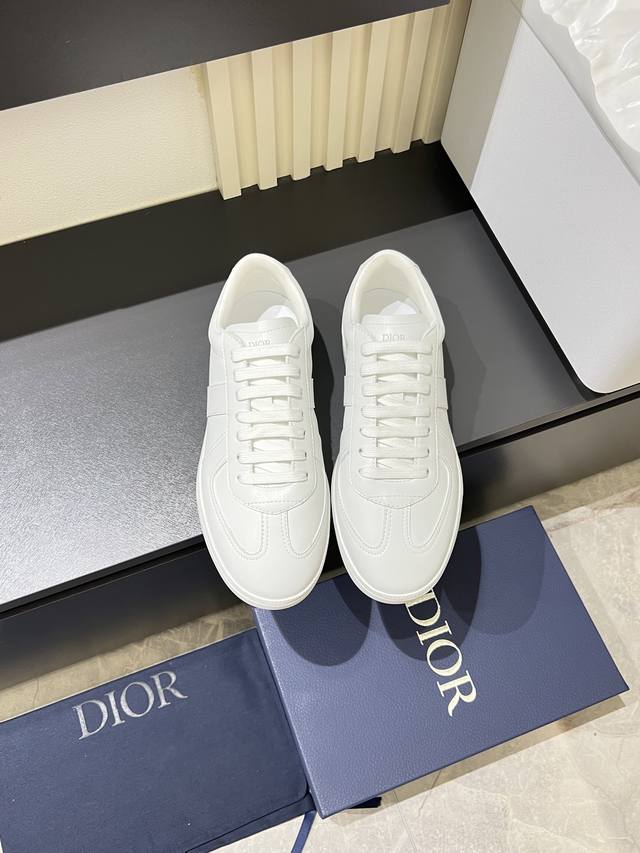 D～R 新款 B01 运动鞋是D家经典单品，鞋面采用原版牛皮绒面革以及由 Daniel Arsham 重新诠释的“Di*R”徽标装饰。鞋面顶部采用白色系带，与富