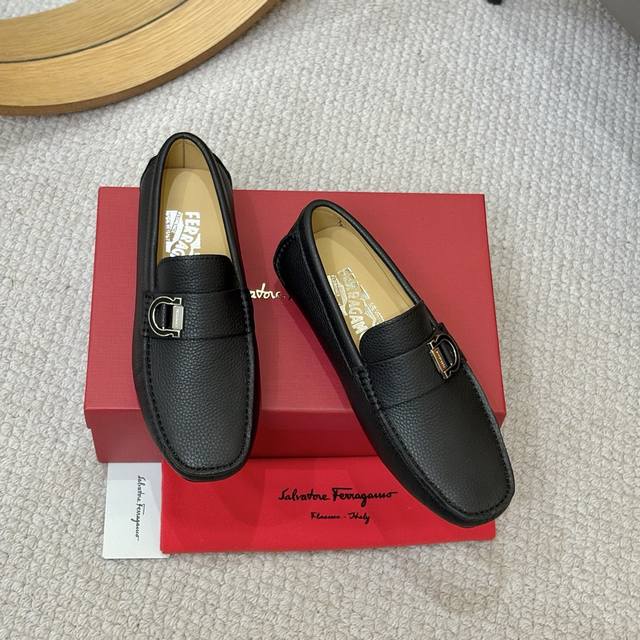 出厂价p 羊里 菲拉格慕Ferragamo2025新款系列鞋面意大利进口小牛皮、原版大底开模。水染绵羊皮内里。每一位成功男士的身份衬托，上脚大气稳重高端定制专柜