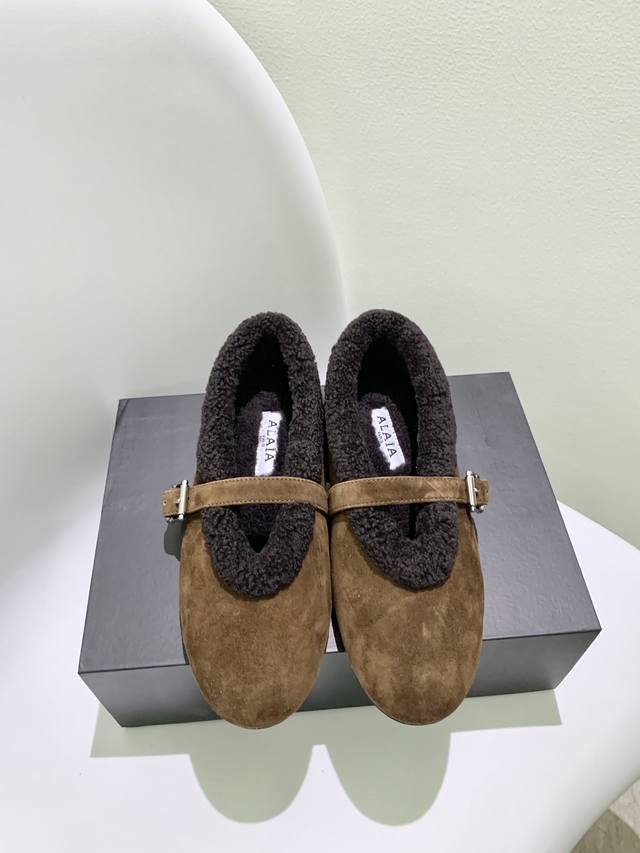Alaia｜阿莱亚 敲响秋冬的第一双美鞋 暖呼呼的别太可爱了吧 反绒羊皮鞋面，皮毛一体内里，脚感太舒服啦 换季新装备，新款芭蕾舞鞋 啊迫不及待要把它接回家啦 S
