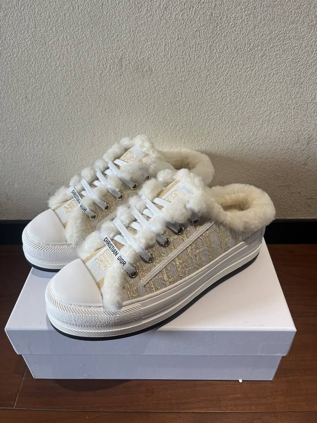 工厂p价p Dior 半拖真羊毛刺绣毛拖出货啦、Dior迪奥2025Walk'n系列 刺绣厚底帆布毛拖鞋 休闲运动鞋 原版购入开发 做货 这款 Walk'n'd