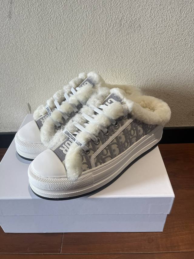 工厂p价p Dior 半拖真羊毛刺绣毛拖出货啦Dior迪奥2025Walk'n系列 刺绣厚底帆布毛拖鞋 休闲运动鞋 原版购入开发 做货 这款 Walk'n'di
