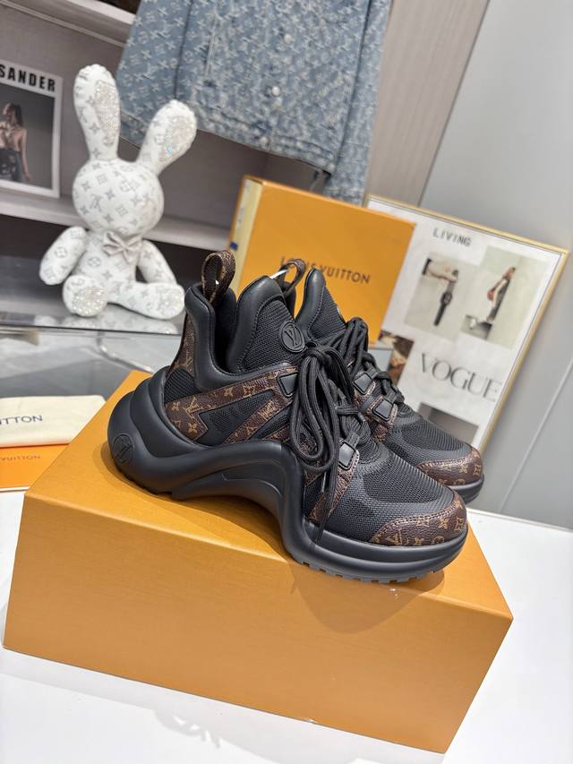 升级版 秋冬季新款经典 Lv Archlight 运动鞋于路易威登 秋季配饰、皮具和成衣系列浸染渐变色彩，铺陈小牛皮鞋面和未来主义波浪形外底，更有 Lv 字母和