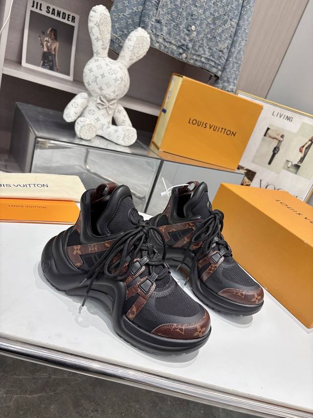 升级版 秋冬季新款经典 Lv Archlight 运动鞋于路易威登 秋季配饰、皮具和成衣系列浸染渐变色彩，铺陈小牛皮鞋面和未来主义波浪形外底，更有 Lv 字母和