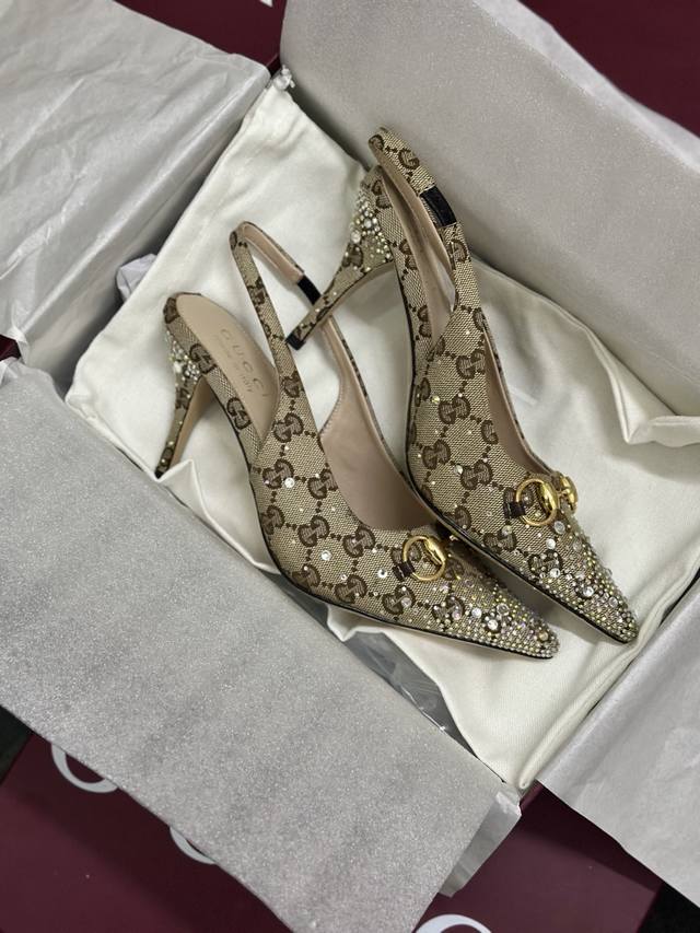 顶级版真皮底 好品质 Gucci 古奇』万众瞩目的一款 女王气质 美到即可融化你们的心毫无悬念的美 每款时装周街拍出镜率都超高！简直就是鬼斧神工的杰作 人手必备