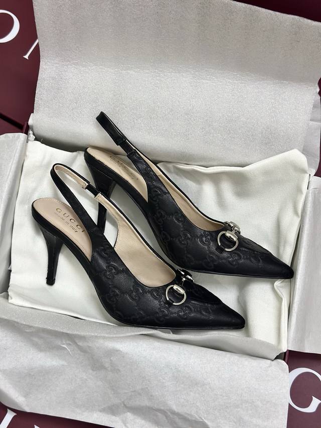 顶级版真皮底 好品质 Gucci 古奇』万众瞩目的一款 美到即可融化你们的心毫无悬念的美 每款时装周街拍出镜率都超高！简直就是鬼斧神工的杰作 人手必备的一款 选