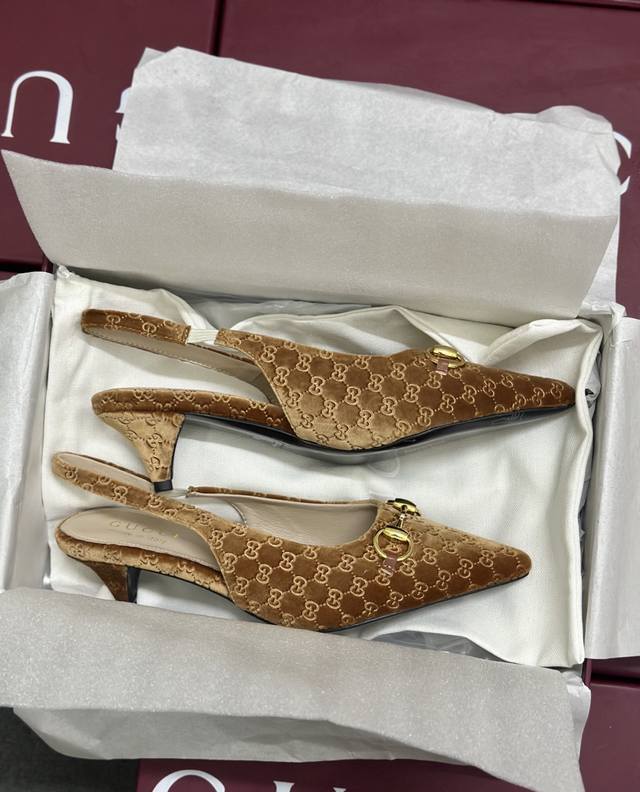 顶级版真皮底 好品质 Gucci 古奇』万众瞩目的一款 美到即可融化你们的心毫无悬念的美 每款时装周街拍出镜率都超高！简直就是鬼斧神工的杰作 人手必备的一款 选