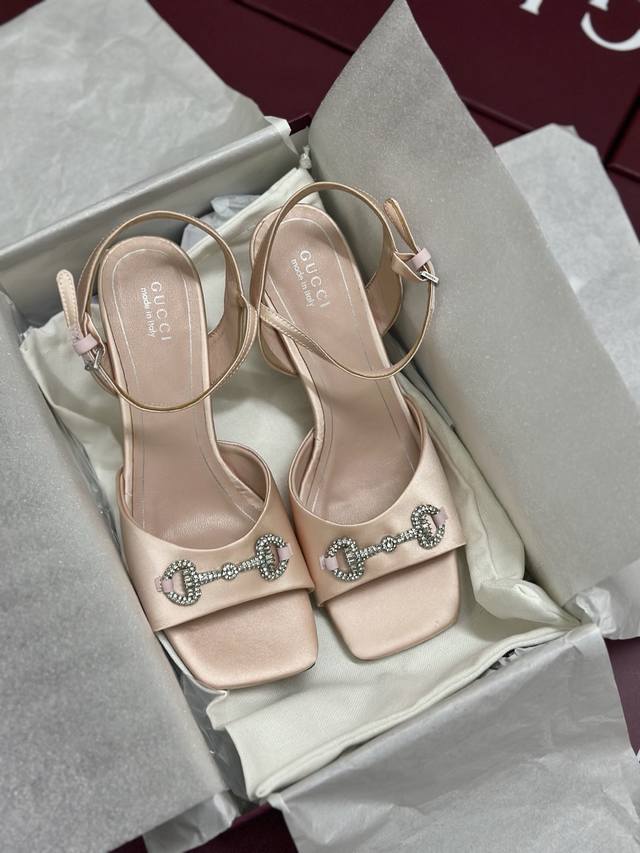 2026春款 顶级版橡胶底 真皮底240 好品质 Gucci 古奇』万众瞩目的一款 美到即可融化你们的心毫无悬念的美 每款时装周街拍出镜率都超高！简直就是鬼斧神