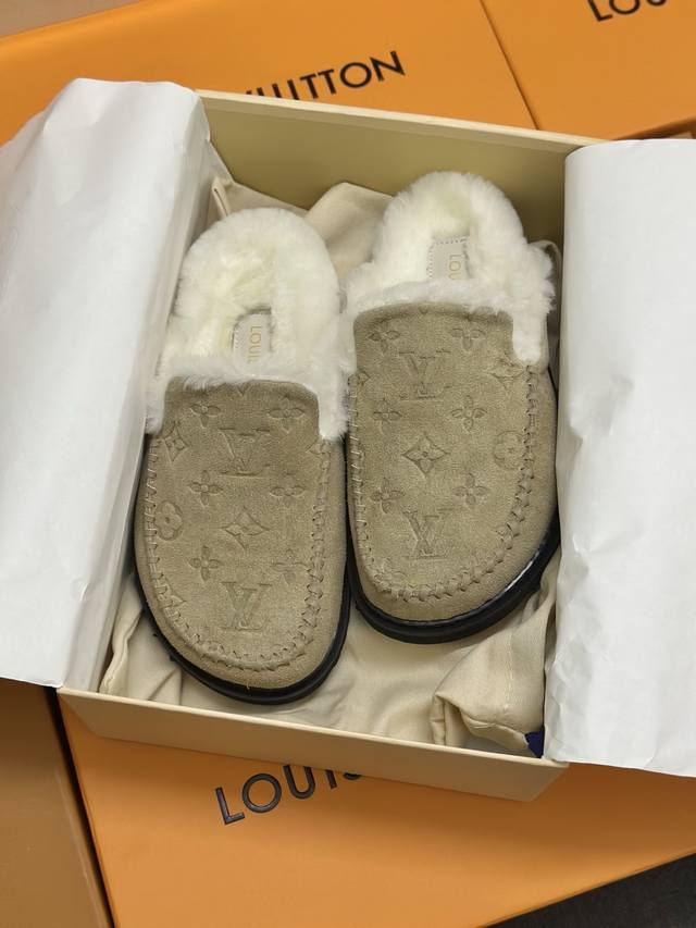 最新款情侣款 毛鞋 路易威登Lv Louis Vuott On Fw24 New Arrival～秋冬最新款毛毛鞋～电绣工艺 这双毛拖也是好好看！皮质的就是非常