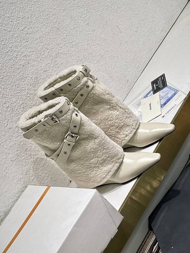 已认证 独家顶级版本 Chane*小香26Vs秋季专柜最新靴子系列 一脚蹬坡跟短靴 香奈儿女士钟爱简约又难以抗拒系 搭配展现与众不同的穿搭风格、自由混搭闪耀到位