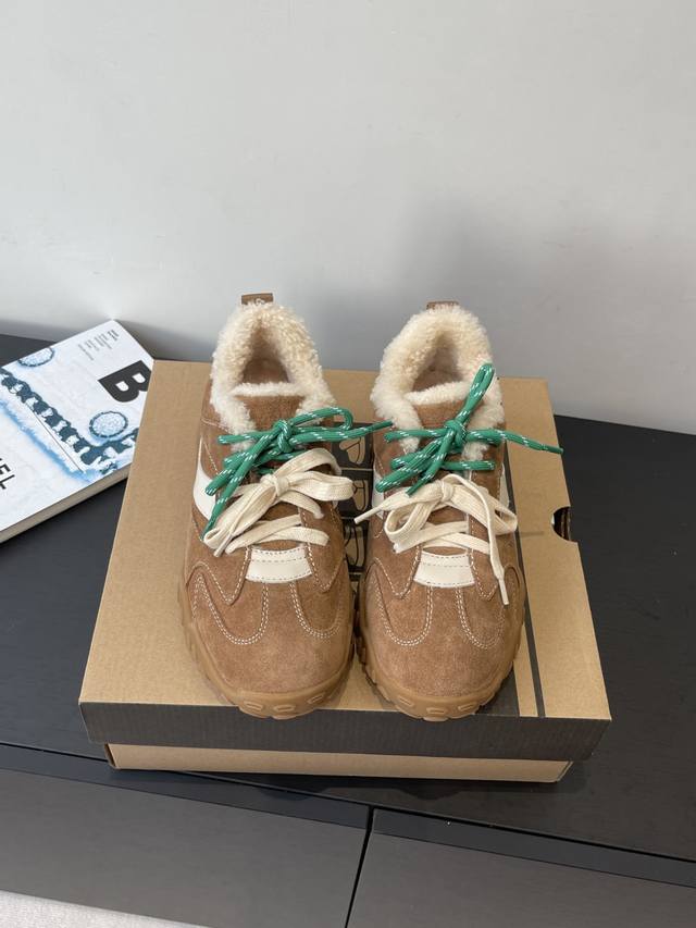 工厂p价p Ugg秋冬新款羊毛德训鞋 又一款惊艳到你的复古德训鞋 彩色与净色的完美搭配 多色双鞋带美的恰到好处 是出街的完美搭子 澳洲小卷羊毛里 舒适松软的大底