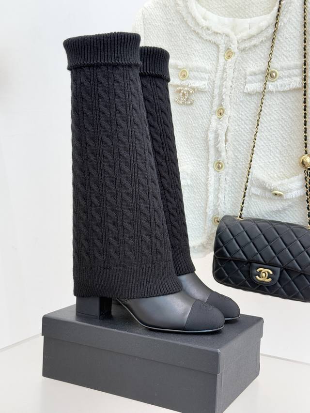 厂价 Chane*｜小香经典链条针织两穿法 袜子靴裤管靴 当针织的柔糯邂逅链条的冷冽 这双裤管靴以双重穿法打破边界 将法式优雅与多面风格熔于一履 重新定义秋冬靴