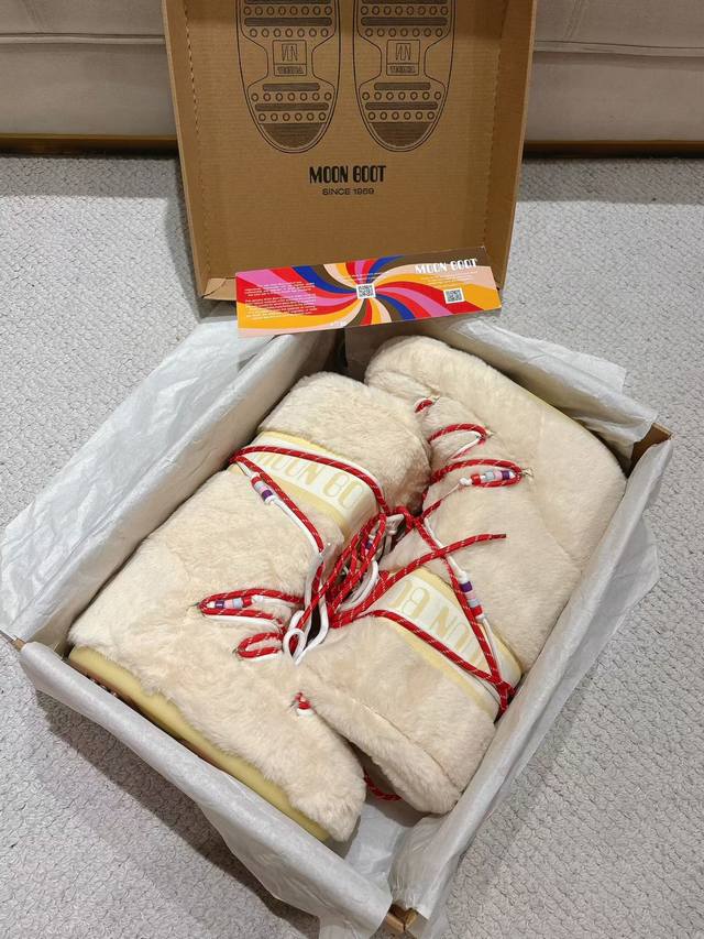 出厂 顶级版本 滑雪季的宠儿Moon Boot月亮靴雪地靴 在千禧年就已经非常火了 当年paris Hilton、Victoria Beckham 等名人经常穿