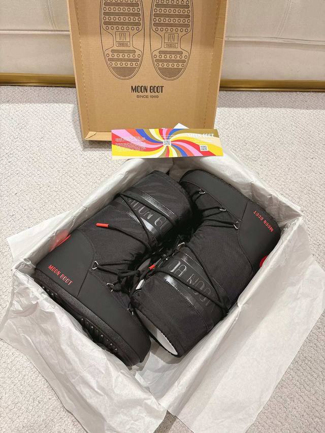 出厂 顶级版本 滑雪季的宠儿Moon Boot月亮靴雪地靴 在千禧年就已经非常火了 当年paris Hilton、Victoria Beckham 等名人经常穿