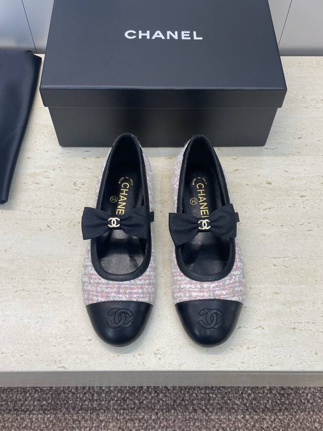 工厂p价p Chanel 香奈儿 2025秋冬新款蝴蝶结玛丽珍芭蕾舞娃娃女鞋 小香字母Logo五金扣平底圆头拼色单鞋 材质:鞋面进口全粒面羊皮 进口环保透气毛呢