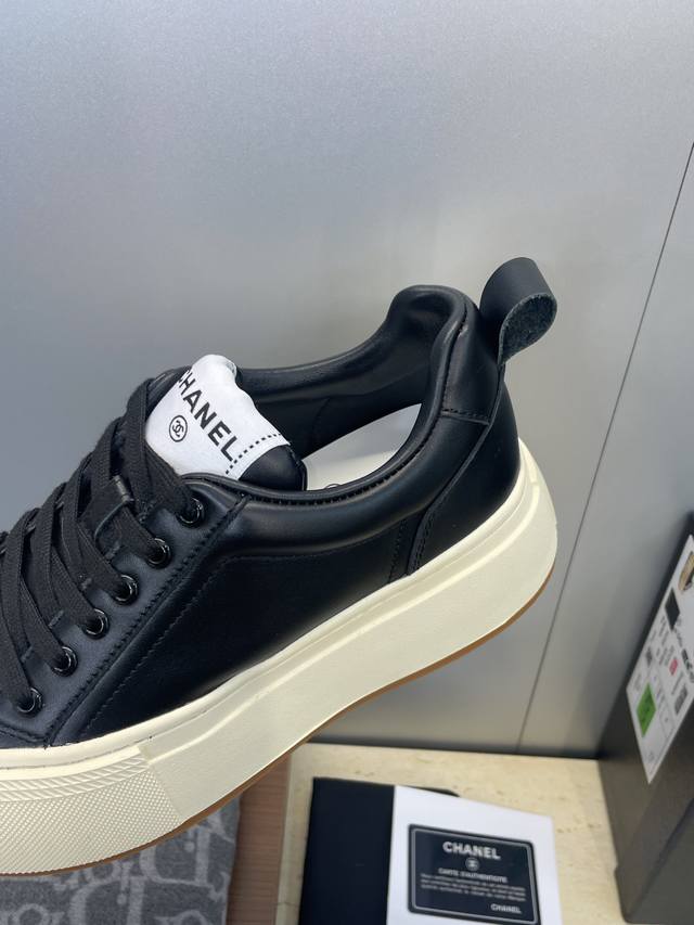 工厂p价p Chanel 香奈儿2025秋冬新款系带休闲小白鞋 小香字母Logo厚底圆头拼色运动滑板女鞋 材质:鞋面进口小牛皮+水染羊皮里+原版开模大底 底厚: