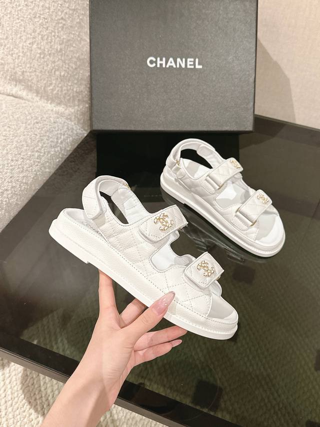 25p 春夏经典款！ 沙滩鞋全网爆爆爆！专柜最新款，上脚依然让我心甘情愿剁手入，购入手才会知道它的时髦，人气爆款必须得有它排名，四季搭配都无敌了，各种博主、网红