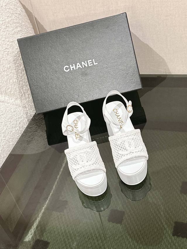 25C最新款走秀粗跟水台凉鞋#专柜人气跑单爆款品质精致确不繁复，上脚质感满满的，衣橱百搭王 精选进口混种羊皮材料，Cm跟高Cm水台设计，意大利原版防滑耐磨大底、