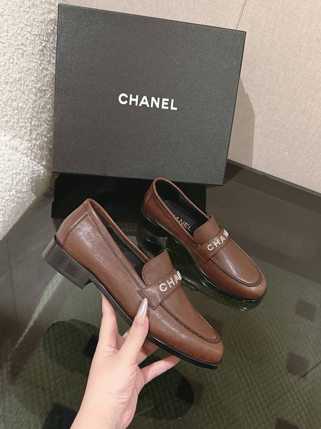 p全年爆款乐福！ 专柜最难入手乐福鞋，经典大双C标志元素设计背包感真的超级好看，这款乐福出奇的柔软，万人求款！连二奢都在溢价，收藏级！乐福够演一整个秋冬，本系列